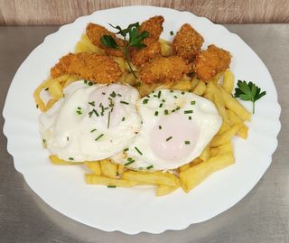 Patatas Fritas Caseras Con (2 uds.) Huevos Fritos Y Pollo Crujiente