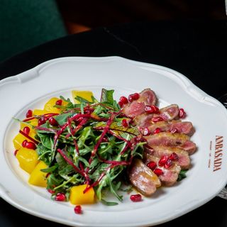 Салат з качкою, манго та цитрусовим соусом