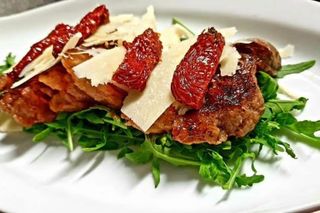 Tagliata rucola, grana e pomodori secchi