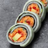 ფრეშ როლი ცხარე ორაგულით 