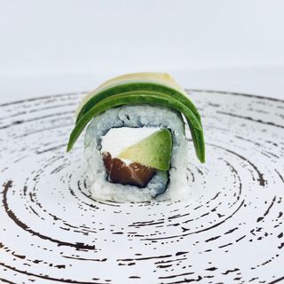 AVOCADO SALMÓN ROLL