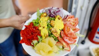 Ensalada Tibia De Langostinos Con Salsa De Queso (Ración)