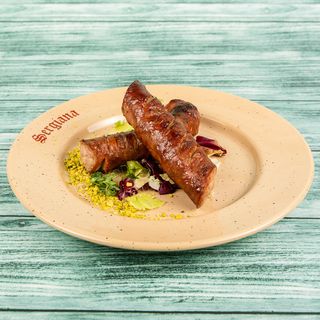 Cârnați afumați la grătar, cu muștar