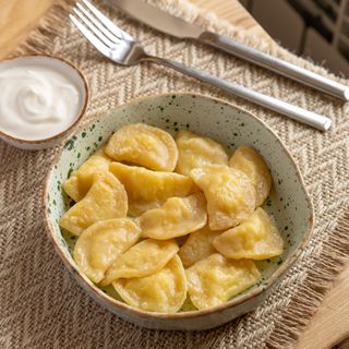 Вареники дитячі жовті зі сметаною