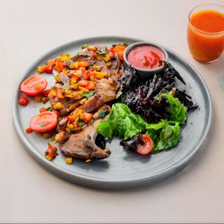 Пряный антрекот из баранины с овощами (300г)