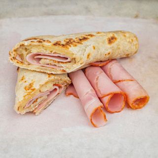 Topli tortilja sendvič sa pečenicom