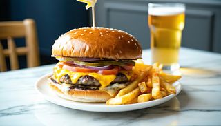 Cheeseburger servit cu cartofi prajiti