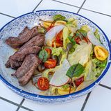 სტეიკის სალათ ფერადი ჩერითა და კაპერსით 