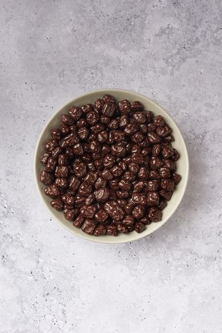 Cáscara de naranja bañada en chocolate negro