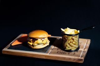 Premium Chilly Cheeseburger + pomfrit + piće