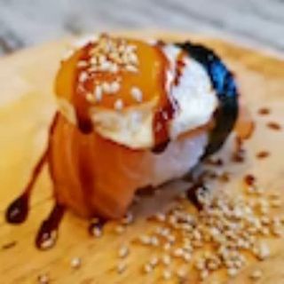 Nigiri De Salmón Con Huevo Codorniz Y Salsa Teriyaki  (2 Uds.)