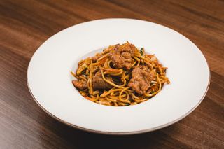 20. Nudle sa junetinom, spanaćem, povrćem i soja sosom