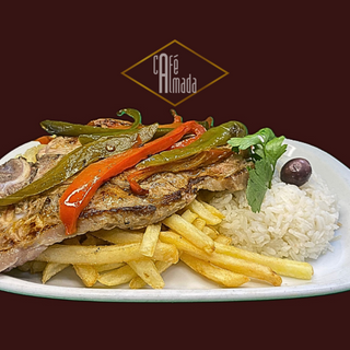 Costeleta grelhada com pimentos, arroz e batata 