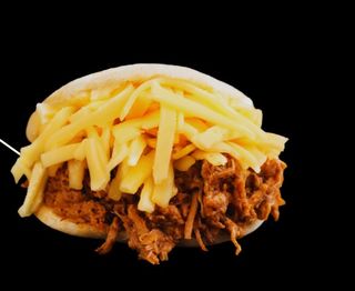 Arepa con carne mechada y queso rallado (1 ud.)
