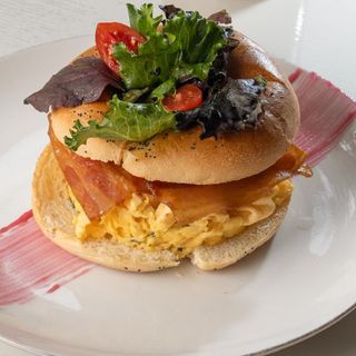 Bagel de Huevos Revueltos y Bacon