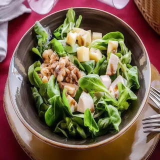 Canónigos Con Pollo Emmental Y Nueces (Media Ración)