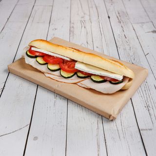N 27. Baguette Bianca, Fesa di Tacchino, Brie, Pomodori, Zucchine