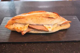Bocadillo de Lomo, Bacon y Queso
