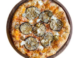 Піца з баклажаном, м'яким сиром та гострими перцями Халапеньо (20см)