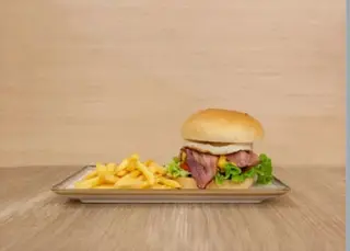 Hamburger di manzo con Coca - Cola e patatine