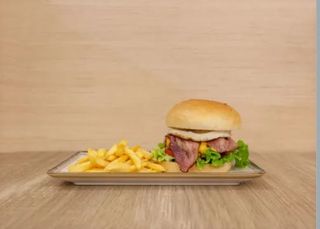 Hamburger di manzo con Coca - Cola e patatine