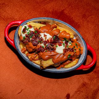 Patatas rústicas con salsa brava y jamon