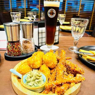 Batata and cauliflower chips with avocado sauce