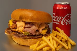Panino Cheesburger + Patatine + Bevanda
