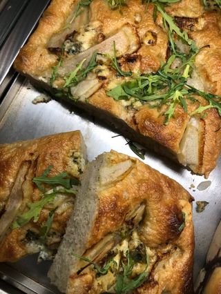 Foccacia z dodatkami (porcja)