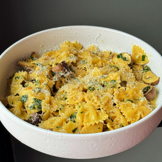 Паста з куркою та грибами
