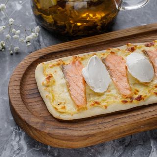 Қызыл балық және сүзбе ірімшігі қосылған пицца/ПИЦЦА с семгой квадратная