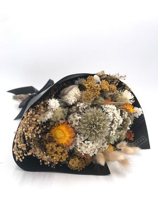 Ramo de flores secas con tonalidades beige y naranjas