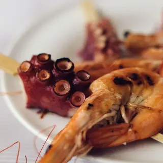 BROCHETA DE PULPO Y LANGOSTINO A LA BRASA CON PICO DE GALLO 