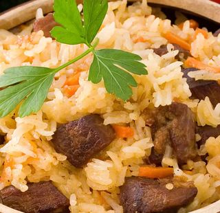 Бял ориз с фиде и пикантно телешко месо