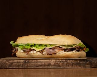 Sandes bacon, queijo e frango