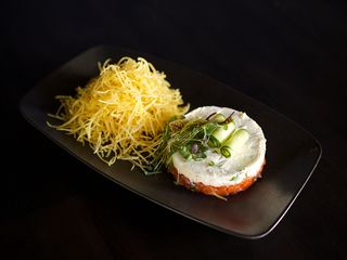 Тартар зі слабосоленого лосося з Крем-сиром та картоплею ПАЙ (260г)