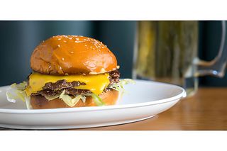 Двойной бургер с говядиной и сыром/ Beef Burger with Double cut. and cheese