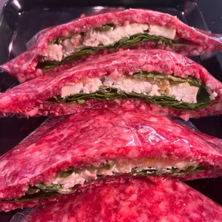 Sandwich ternera espinacas rulo de cabra y cebolla caramelizada
