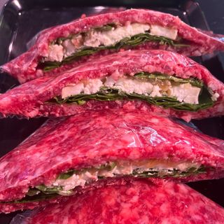 Sandwich ternera espinacas rulo de cabra y cebolla caramelizada