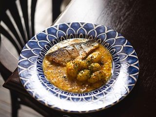 Філе сібаса з шафрановим соусом та запеченою картоплею (240 г)