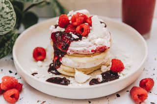 Panquecas com Frutos Vermelhos e Suspiros