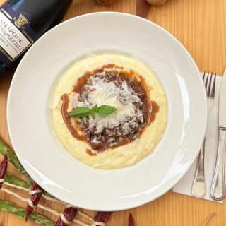 Carrilleras de res cocinadas en el horno con queso Pecorino