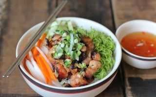 Sałaty i buliony boczek ( bun thi ba chi )