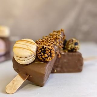 Парче торта на клечка - карамел и фъстък