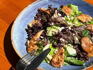 Салат з курячим стегном (250г)