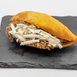 Empanada Operada con Queso & Pollo