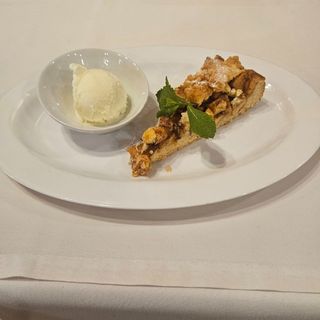 Италиански ябълков пай "Сбричолата" с топка сладолед