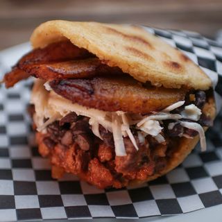 Arepa Rellena De Pabellón Con Queso