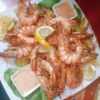 CREVETI  CU CARTOFI WEDGES SI SOS TZATZYKI (500GR)