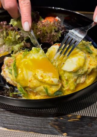 Тост з гуакамоле, яйцем пашот та голландским соусом